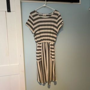 Boutique dress with POCKETS! Size Large.